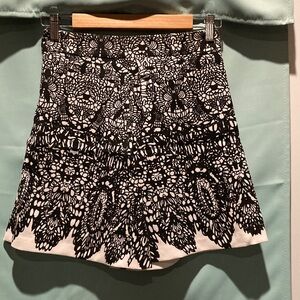 L'ATISTE Black and White Lace-Pattern Mini Skirt